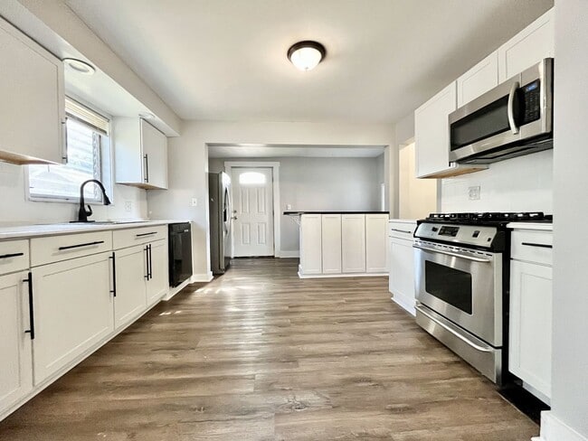Building Photo - Five Bedroom Home in Muskegon