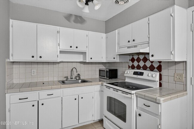 Building Photo - 4030 Leonard Cir E