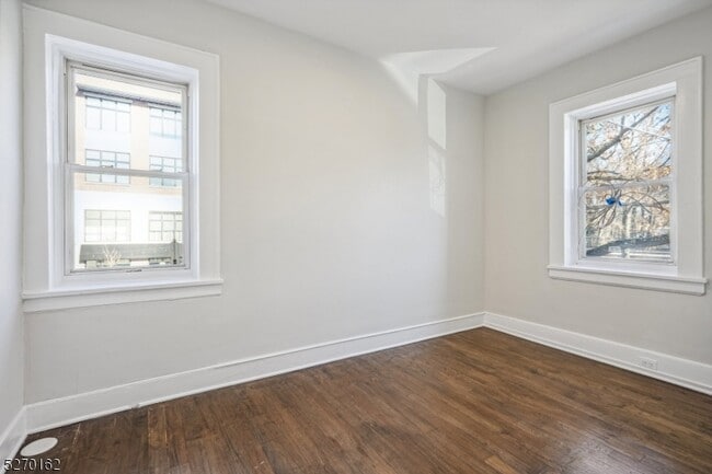 Building Photo - 166 Maplewood Ave