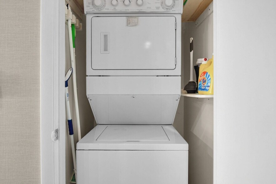 Building Photo - 1830 S Ocean Dr