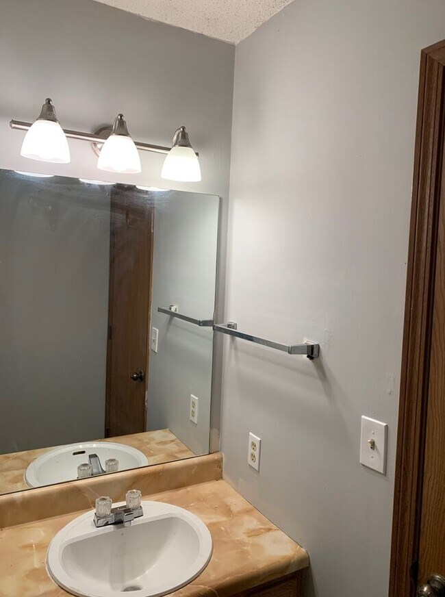 Building Photo - 315 Foxfire Dr