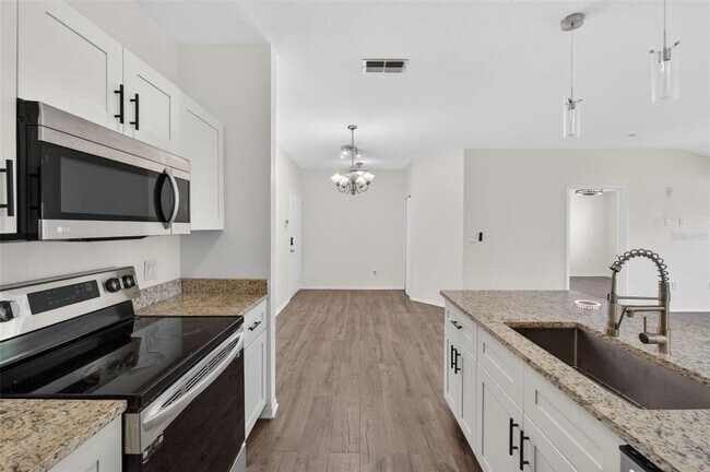 Building Photo - 5467 Vineland Rd