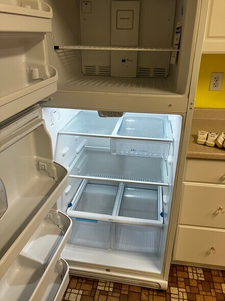 REFRIGERATOR - 13 Grubb St