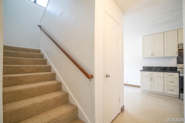 Building Photo - Rarely Available 3-bed/2.5-bath/2-parking Townhouse in Aiea