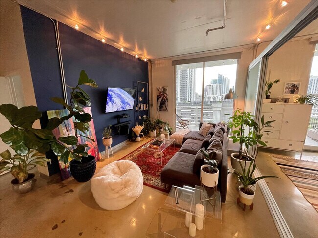 Building Photo - 444 N E St