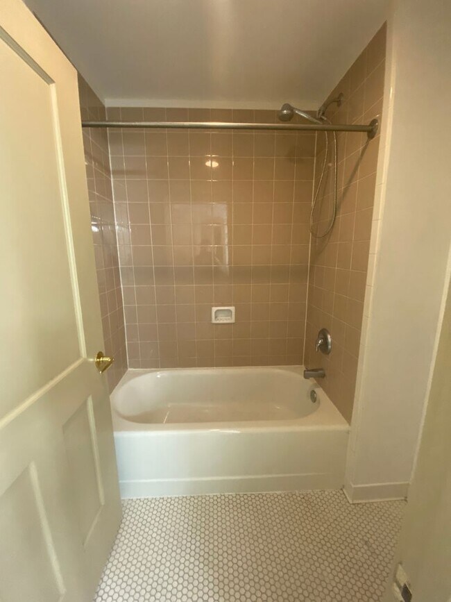 Building Photo - Stunning 2-bed, 1 bath apartment near Card...