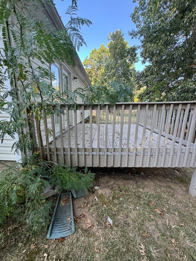 Building Photo - Beautiful 3 bed 2 bath home with open floorplan