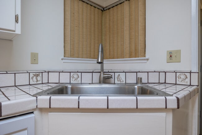 Building Photo - 1416 Petal Way