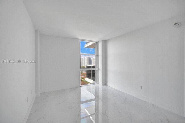 Building Photo - 3625 N Country Club Dr