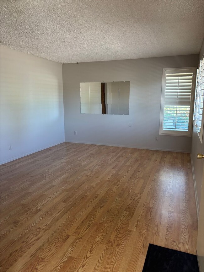 Building Photo - Spacious 2 Bedroom with Sunroom & Office 5...