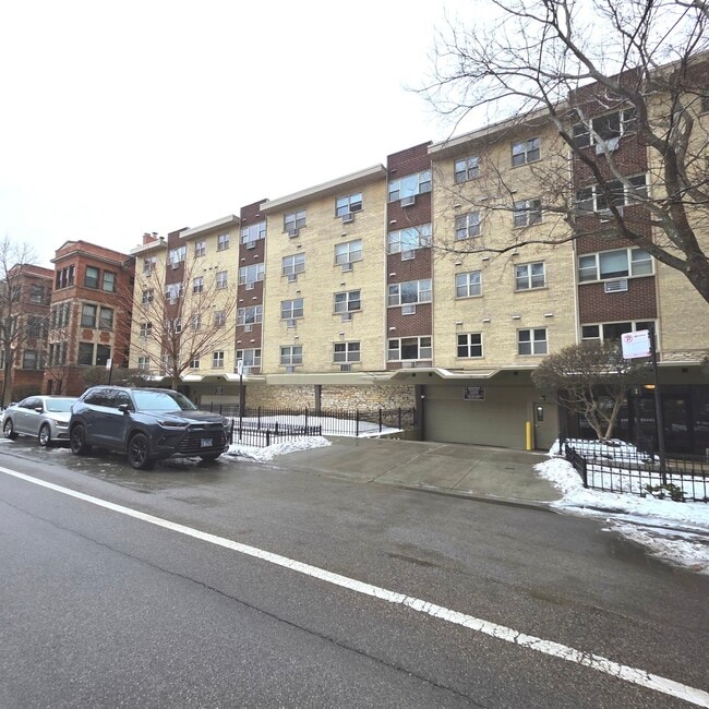 Building Photo - 420 W Aldine Ave