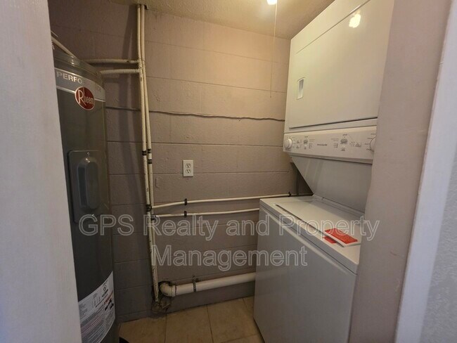 Building Photo - 2001 E Grant Ave