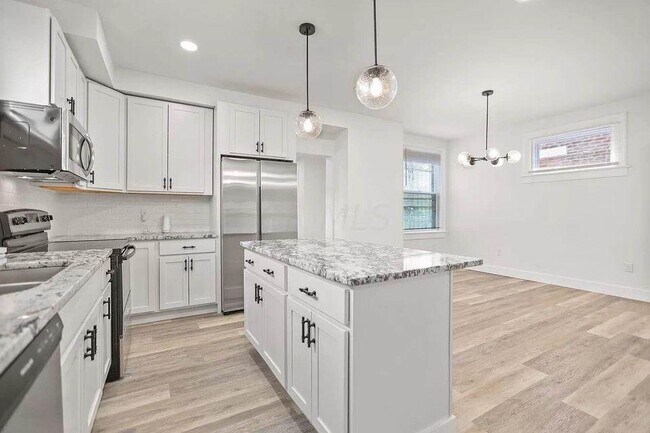 Building Photo - 852 Oakwood Ave