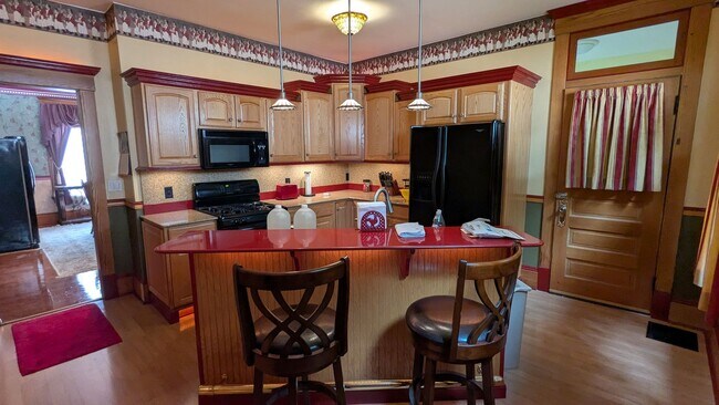 Building Photo - Welcome to this fully furnished 3-bedroom, 1.5-bath home in Massillon