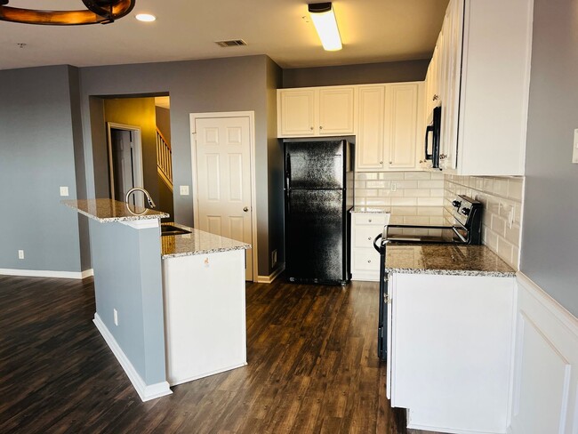 Building Photo - Sought after community, swimming/playground, courtyard, 1 car garage, 2 bed/2.5 bath, granite  co...