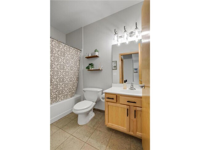 Building Photo - 2565 Franklin Ave