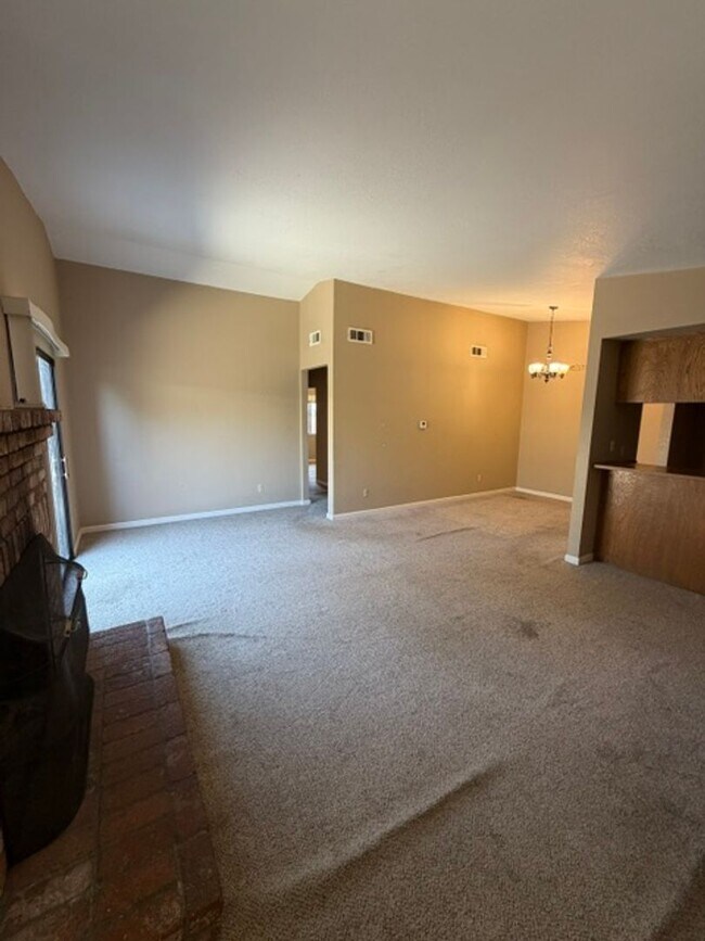 Building Photo - Charming 2 Bedroom, 1 Bath Home with Garage & Fireplace
