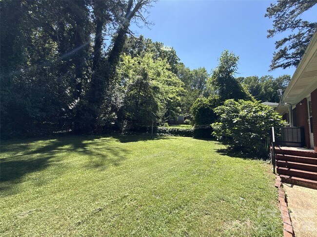 Building Photo - 932 Hickory Nut St