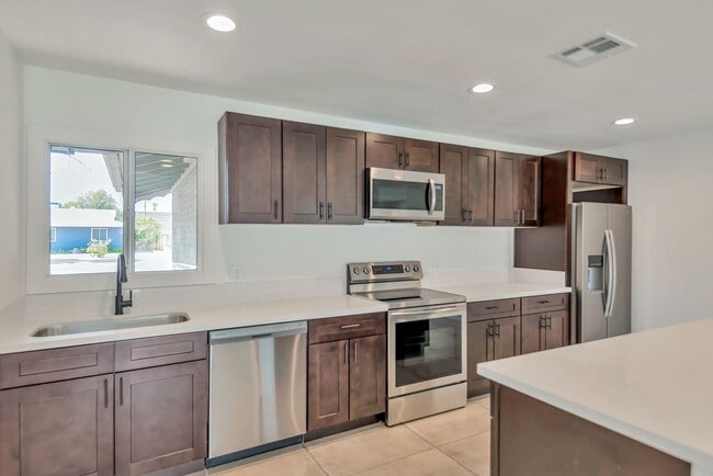 Building Photo - Amazing Tri-Level home close to ASU.  Pool and 2 Car Garage