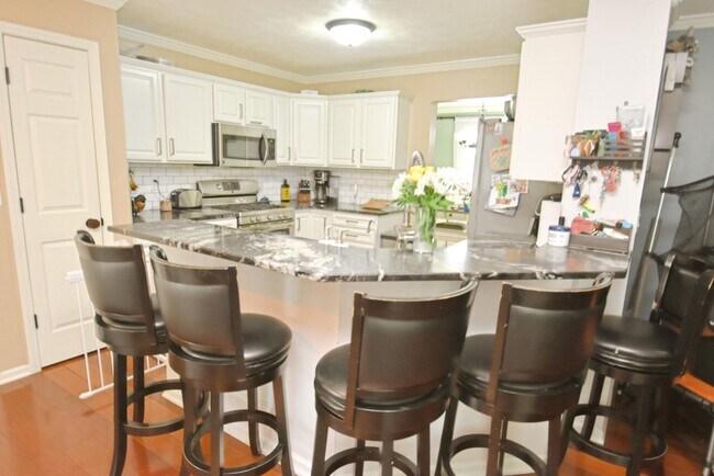 Building Photo - Large 4-5 bedroom 2.5 bath home in South B...