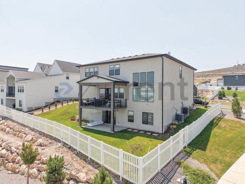 Building Photo - Unit B