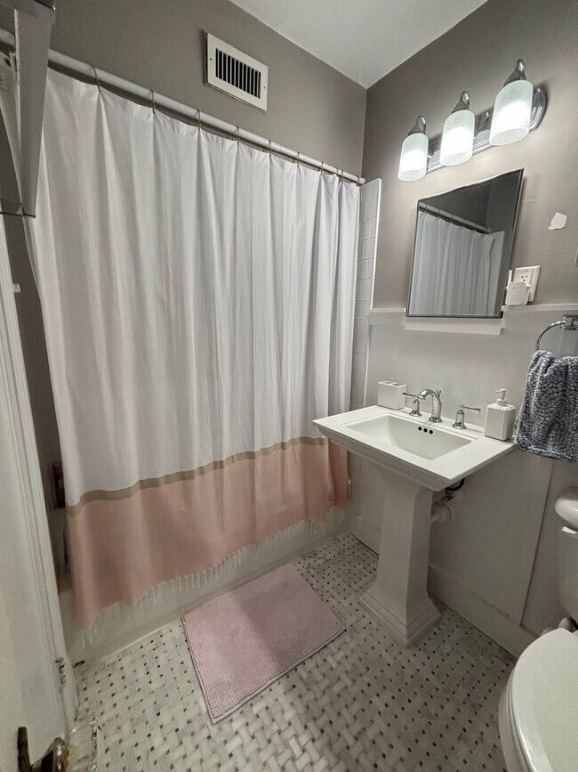 Building Photo - R1026 University Heights