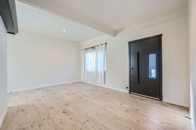 Building Photo - Stunning 2 Bedroom Newly Remodeled Modern Unit in Downtown Las Vegas