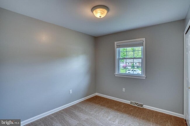 Building Photo - 124 Hilldale Ct