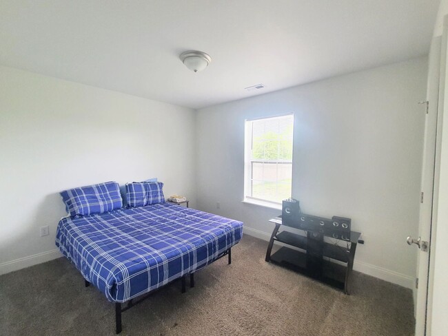 Building Photo - Beautiful home close to post