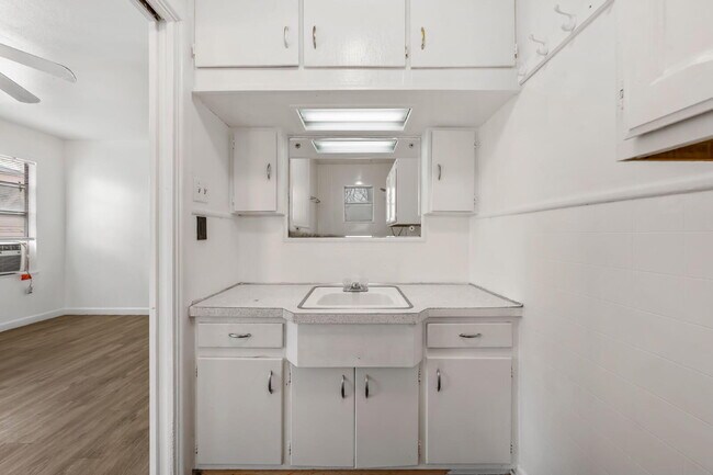 Building Photo - Updated 1-Bed Apartment with Private Entry and Huge Storage Room