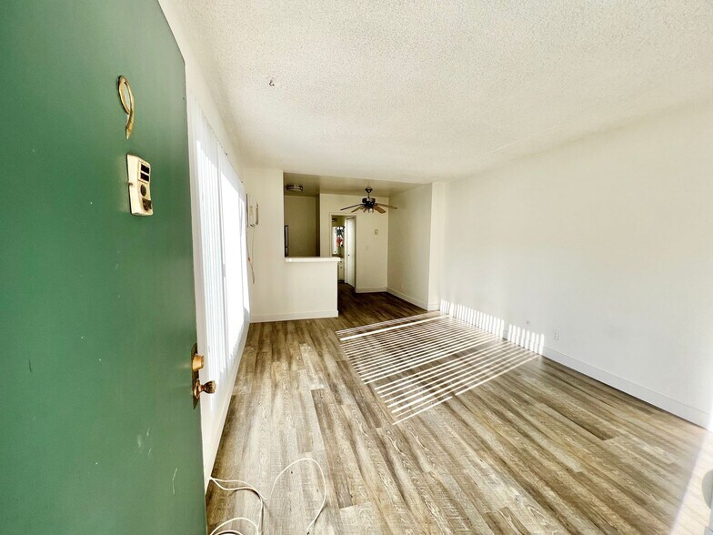 Building Photo - 3359 Mentone Ave