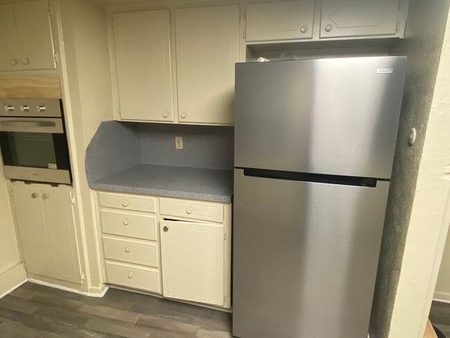 Building Photo - SPACIOUS 3 bedroom 2.5 bathroom townhome