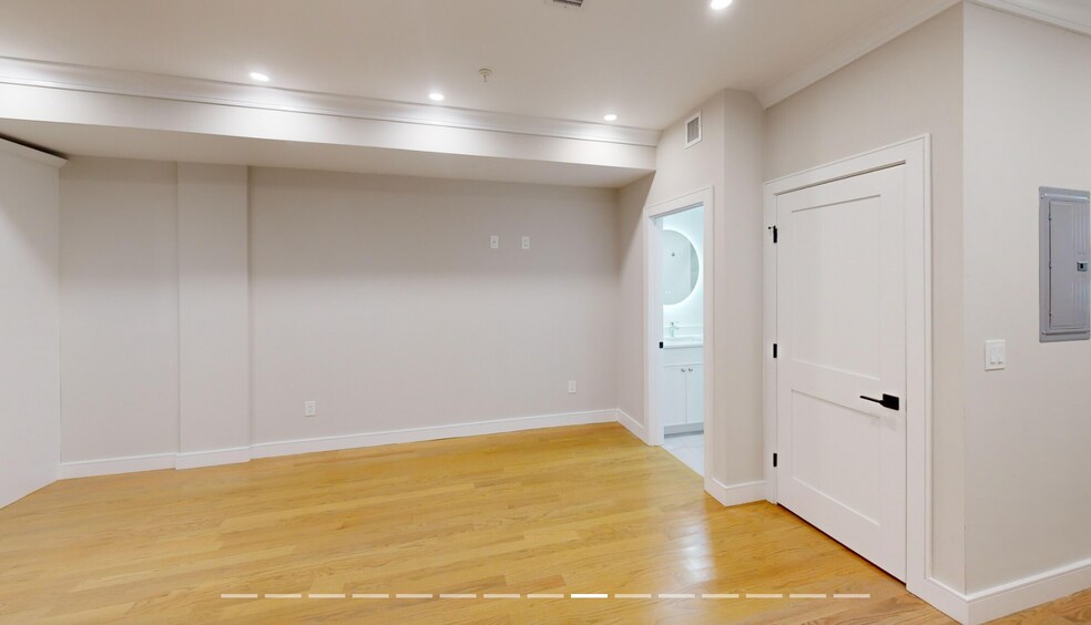 Building Photo - 230 Tremont St