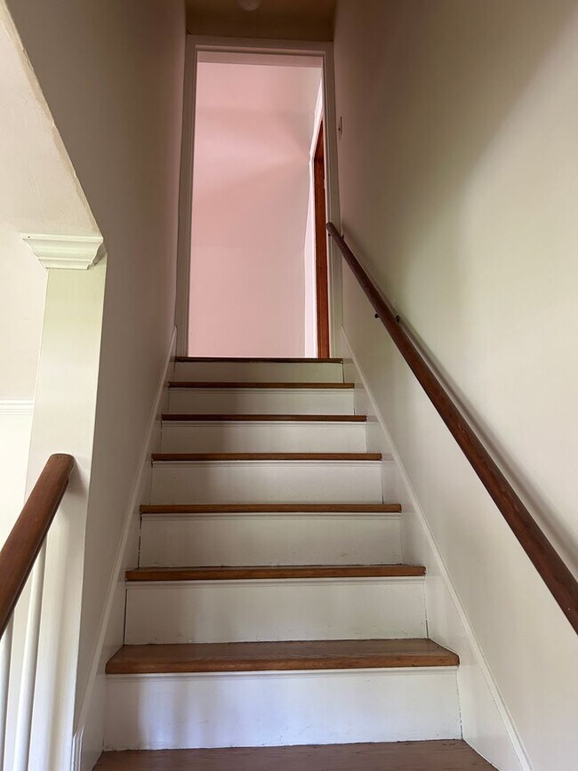 Building Photo - AVAILABLE MID-JUNE!