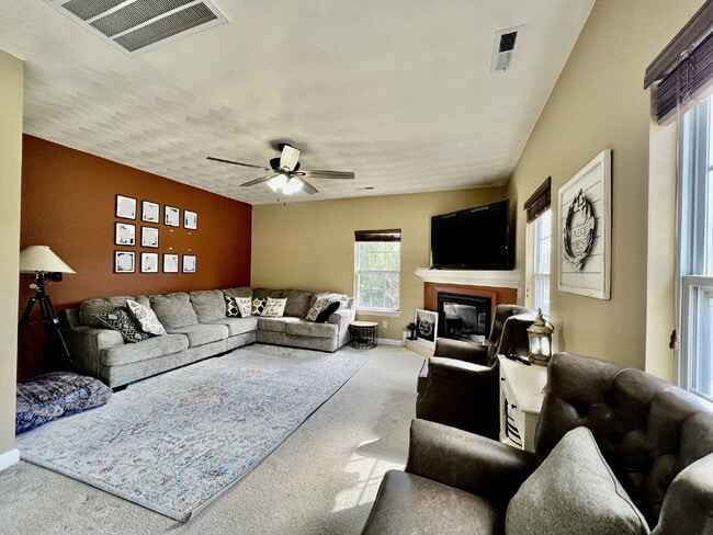 Building Photo - Spacious 4 bedroom home with POOL in sought after neighborhood and schools.