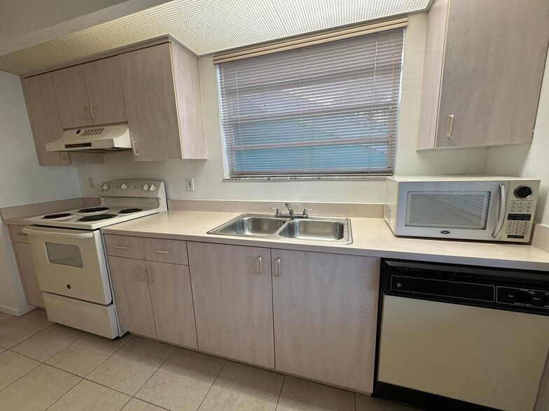 Building Photo - 2636 SE 20th Ct