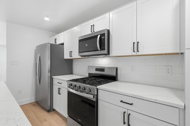 Building Photo - Luxury Rental - South Side Flats