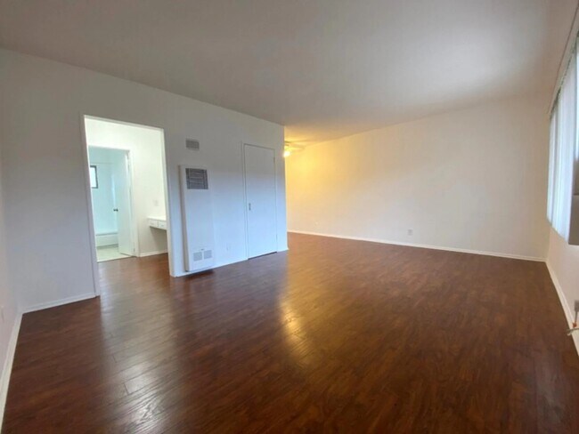 Interior Photo - 10026 Palms Blvd.,