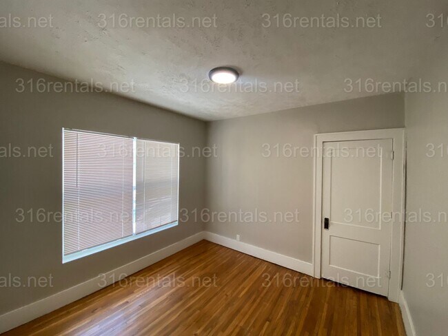 Building Photo - $1195 - 3 bedroom / 1 bathroom - Single Family Home