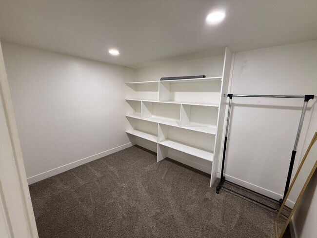 Building Photo - 8285 Lakeshore Dr
