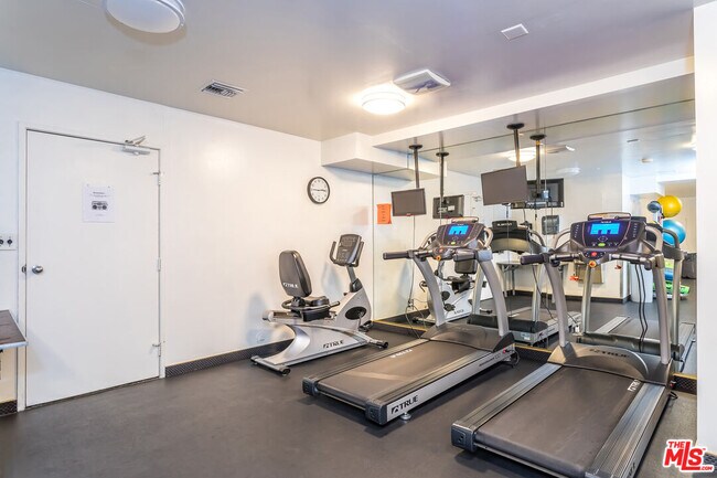 Building Photo - 100 S Doheny Dr