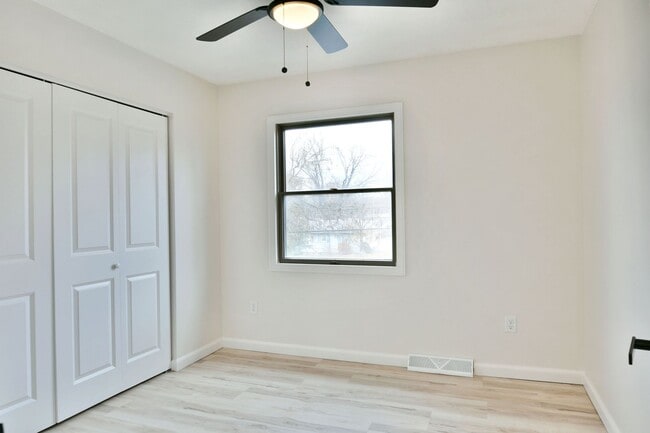 Building Photo - 460 &amp; 462 Fowler St