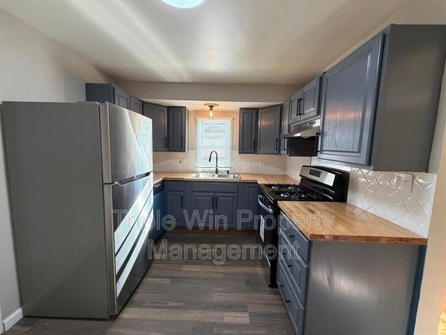 Building Photo - 2408 Caverhill Dr