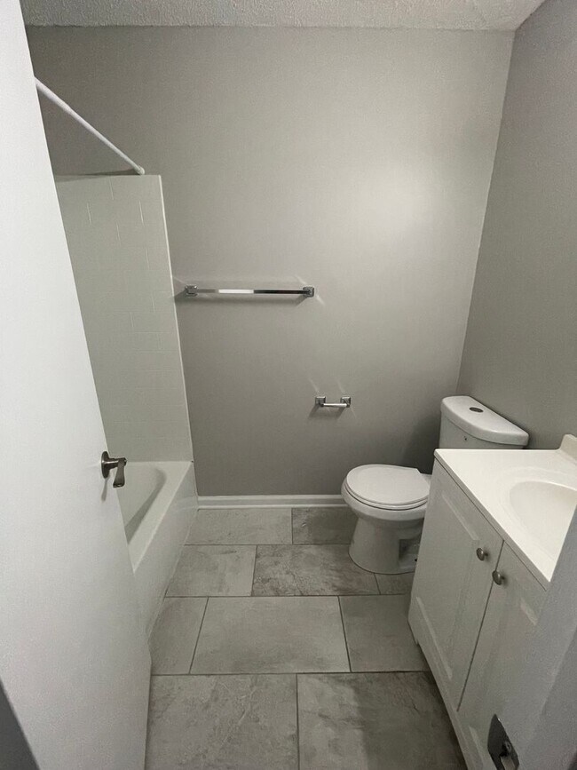 Building Photo - Must see this adorable 2 Bedroom, 2 bath condo on the 2nd floor in the RoseCroft community