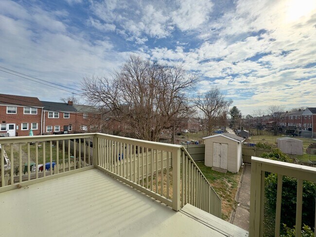 Building Photo - Spacious 4-Bedroom Townhome with Modern Am...