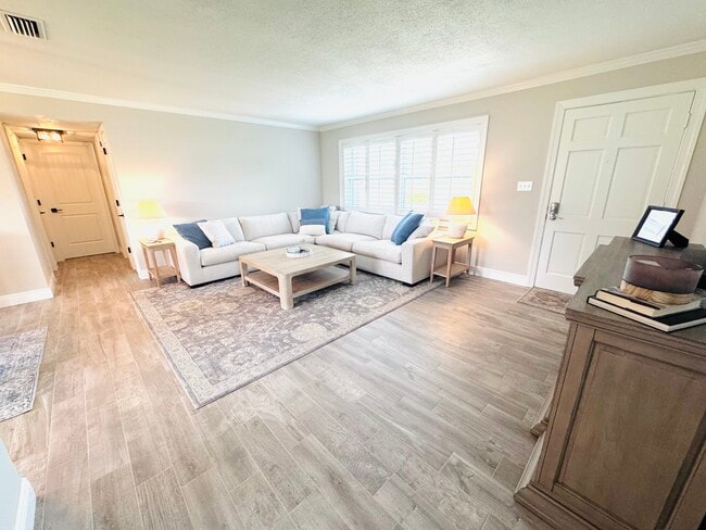 Building Photo - 13926 Sunset Dr