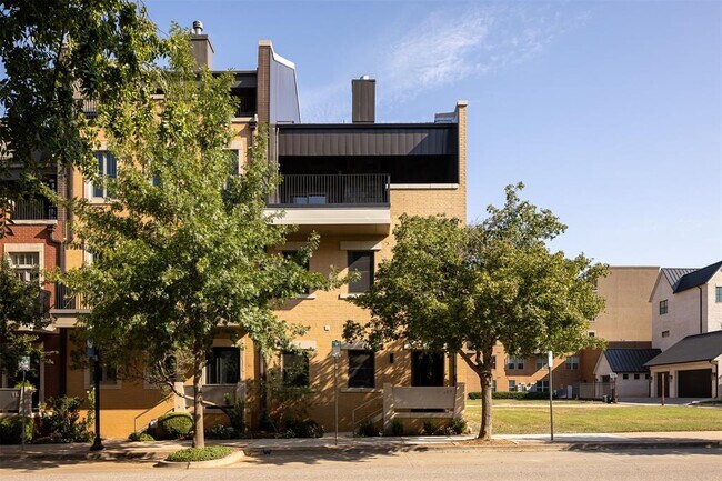 Building Photo - 117 NE 3rd St