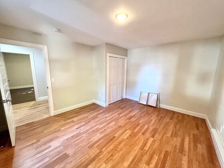 Building Photo - 6 La Grange Pl