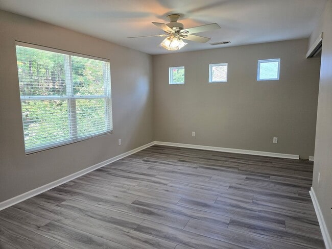 Building Photo - Beautiful 3 bed 2.5 bath available in Rive...