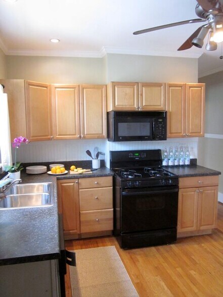 Building Photo - 27 Oakwood St